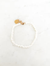 Hlaða mynd í gallerí, Ferskvatnsperlu armband - by my letra.
